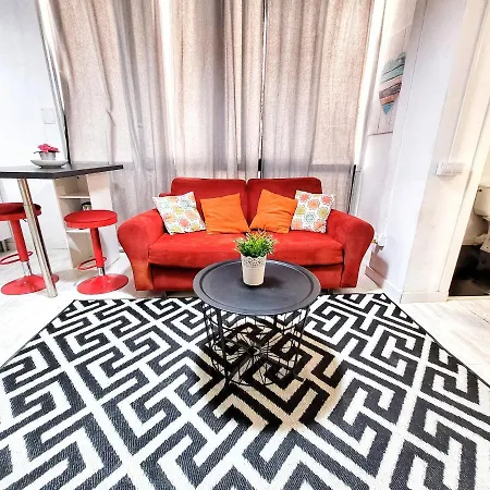 Flatguest - Modern Studio Apartment *