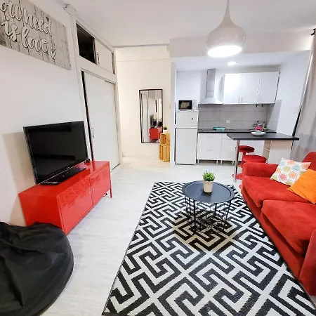Flatguest - Modern Studio Apartment *